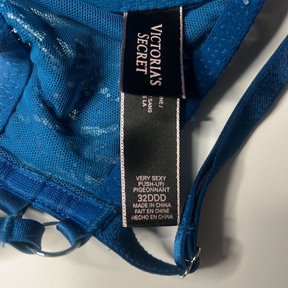 Victoria’s Secret Very Sexy Push Up 32DDD - Picture 3 of 3